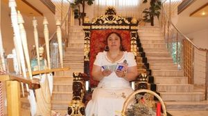 VIDEO! Poftiti in casa celei mai bogate vrajitoare din Romania! Rudele Sidoniei "l-au inchiriat" pe Adi Minune pentru a-i face o manea "Reginei Magiei Albe", aflate in inchisoare! Sidonia e cea mai bogata vrajitoare din Romania