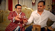 Adi Minune ciocneste un pahar de vin cu sotul Sidoniei, in cinstea vrajitoarei