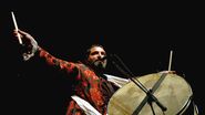 El sustinea concerte la Sala Palatului, unde batea la toba si canta muzica tiganeasca