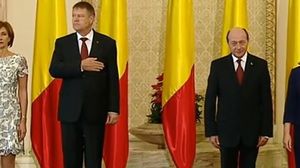 EXCLUSIV! Carmen Iohannis, desfiintata de stilisti! “Rochia a fost prea scurta, iar manecile trebuiau sa fie trei sfarturi, sau chiar lungi. In plus, a ei a avut o alura varatica!” Maria Basescu, in schimb, a luat o bila alba! Rochia lui Carmen Iohannis a fost aleasa nepotrivit pentru acest eveniment