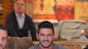 Relaxat si binedispus, Tolgahan Sayisman a luat masa asezat direct pe un divan, la un restaurant cu specific turcesc din Capitala
