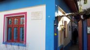 Asa arata casa veche de peste o suta de ani, in care locuieste Anca Pandrea