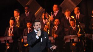 EXCLUSIV! Banica jr. o sa moara de ciuda! Brenciu a fost cel mai bine platit artist de Revelion! Dupa suma asta fabuloasa pe care a incasat-o, artistul ar putea sa nu mai cante un an intreg Brenciu a facut senzatie de Revelion