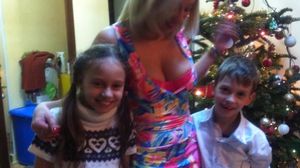 Ce mama denaturata! Larisa Dragulescu s-a pozat sexy, cu sutienul la vedere, de fata cu copiii ei! Nicio mama nu ar trebui sa apara asa in fata celor mici novalue