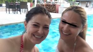 Rita, in Dubai, in piscina de la Ritz