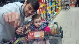 Taticul Marius se distreaza cu fetita lui Isabela, la cumparaturi