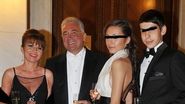 Familia Videanu, cu Diana avand in mana o geanta "Dior Lambskin" de 2.250 de euro