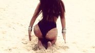 In aceasta imagine realizata acum cateva luni, in Maldive, Diana Guresoaie lasa sa se inteleaga ca posteriorul lui Kim Kardashian este "pistol cu apa" pe langa al ei