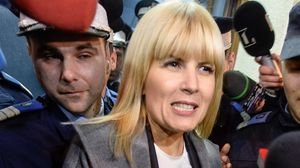 Elena Udrea si-a purtat cu eleganta catusele