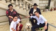 Franco si Mario, alaturi de bunici, in curtea vilei
