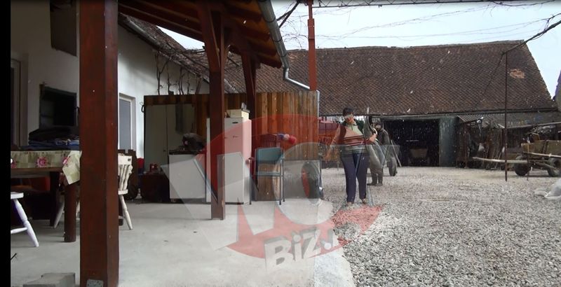 Familia care locuieste acum in casa a pastrat totul asa cum era pe vremea in care aceasta apartinea bunicilor lui Klaus Iohannis