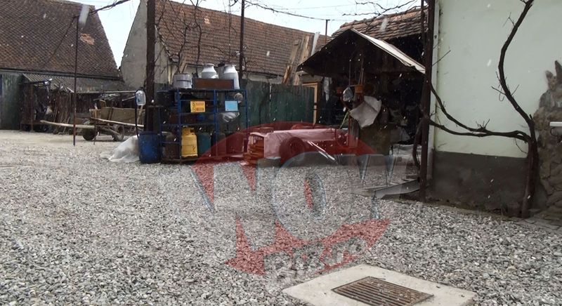 In curtea casei, langa depozitul de butelii, se afla si azi fantana care era sa-l omoare pe Klaus Iohannis