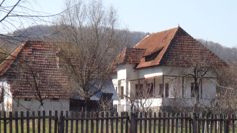 Casa parinteasca, formata din doua cladiri, a fost renovata de Mircea Diaconu