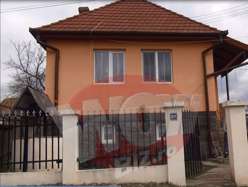 In casa din Santu a parintilor lui Carmen Iohannis locuiesc azi rudele