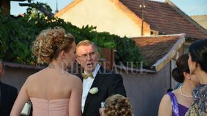 Olivia (cu spatele) si tatal ei, Ioan Micula, la nunta fetei