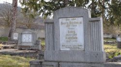 VIDEO EXCLUSIV! Klaus Iohannis a lasat bani pentru intretinerea mormantului bunicului din satul Bradu! Presedintele tarii se reculege mereu la locul de veci al lui Georg Bordon, tatal mamei sale, in casa caruia a copilarit!