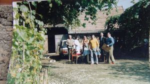 Carmen Iohannis (in alb), intr-o vizita de acum cativa ani la rudele sale din satul Santu