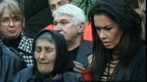La inmormantarea Marioarei, Oana a stat langa bunica din partea mamei