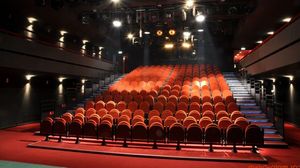 Actorii se plang ca reparatiile de TNB au fost facute de mantuiala: "Actorii isi sparg plamanii ca sa fie auziti de spectatori"