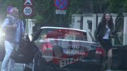 Seara si-a petrecut-o cu alta femeie, de data aceasta o satena cu fusta scurta, pe care s-a grabit sa o atinga