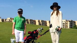 Romanita, pe terenul de golf, alaturi de fiul sau, Albert