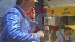 VIDEO EXCLUSIV | Milionarul Nicorescu, atitudine de barosan la benzinarie. Uite-l cum se plimba ca un cocos plictisit, in timp ce "slugile" ii "hranesc fiara" de Lamborghini