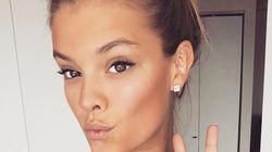 S-a fotografiat la sala, dar s-a facut de ras! Avea pantalonii rupti in fund si purta tanga!