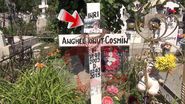 Pentru ca nu au comandat o constructie de marmura, parintii au lipit o poza pe crucea de lemn