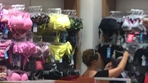 Alina Dinca admira costumele de baie