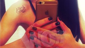 Pe aratator si-a tatuat o cruce, iar pe umarul drept-celebrul simbol "AUM"