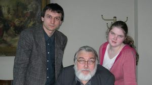 Poetul Adrian Paunescu, flancat de doi dintre copiii sai, Andrei si Ana Maria