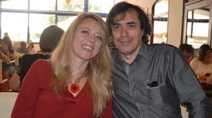 FOTO! Cum isi promoveaza nevasta lui Mircea Cartarescu cea mai recenta carte