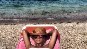Pana sa raceasca, fiica lui Oreste facea topless la malul marii