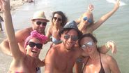 Cristi si Monica Glodean (in prim-plan) se distreaza alaturi de prieteni la mare