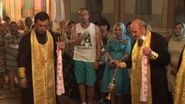 Mama lui Dan Balan a stat alaturi de cantaretul care a stricat ceremonia cu costumatia lui nepotrivita