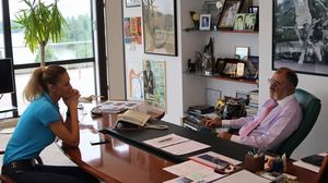 Uita-te atent la imaginea asta din biroul lui Ion Tiriac! Nu o sa realizezi niciodata CE LIPSESTE