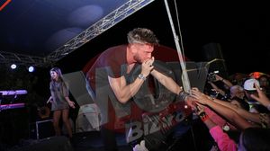 VIDEO EXCLUSIV! Dorian Popa e nedezlipit de iubita! Claudia l-a insotit si la concertul pe care l-a sustinut intr-o comuna!