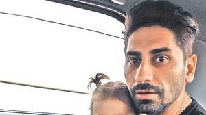 Connect-R, alaturi de fetita lui