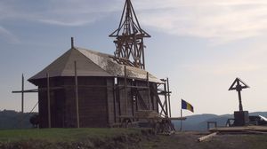 Aceasta biserica din lemn va fi sfintita pe 28 septembrie, cand lui Arsenie Boca i se va face un parastas cu prilejul implinirii a 105 ani de la nasterea acestuia