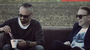 Matteo ii prepara lui Cotabita o ceasca de cafea solubila
