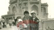 Dinu (dreapta), fratiorul si tatal lui, fericiti