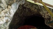 La intrarea in pestera Polovragi este mereu un paznic de la tragicul accident al Veronicai Bulai