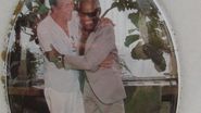 Pe cealalta parte a crucii, insa, Gil Dobrica apare imbratisandu-se cu idolul Ray Charles