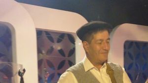 Costel canta la chitara lui Tavi Clonda