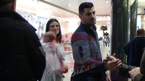 FOTO! Ellie White si-a scos fetita la mall Ellie White isi duce fetita in brate