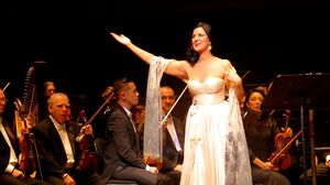 Angela Gheorghiu a schimbat mai multe tinute in timpul spectacolului