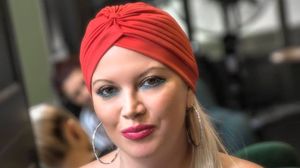 FOTO! Oana il abandoneaza pe Viorel Lis pe la petreceri! Ea se distreaza si pe el nici nu-l baga in seama! Pana si la poze il uita novalue