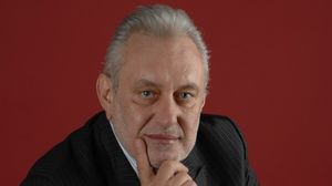 EXCLUSIV! El e singurul barbat care a reusit s-o convinga pe Corina Chiriac sa se marite! Cati bani castiga azi fostul ei sot din functia de director la stat! Virgil Anastasiu a fost casatorit vreme de 5 ani cu celebra interpreta de muzica usoara! novalue