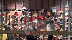 VIDEO EXCLUSIV! Mihai Chitu, tandru cu iubita, in mall! Artistul a scos-o la shopping