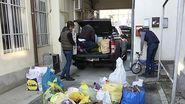 Cu lucrurile primite de la prieteni, actrita a umplut pana la refuz doua masini